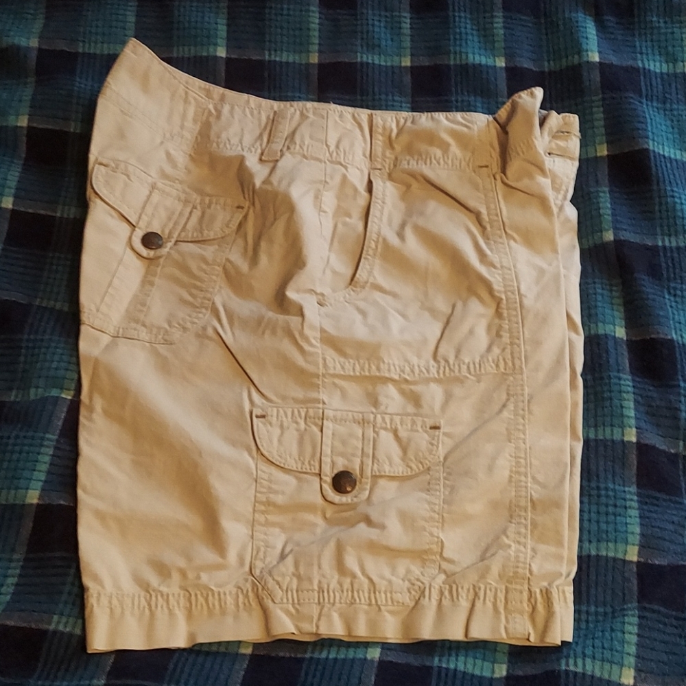 Women's tan Eddie Bauer cargo shorts size 4